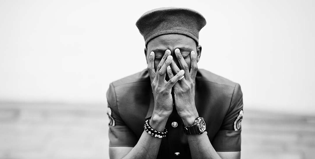 Yoga e PTSD: una revisione scientifica rivela metodi e risultati promettenti.