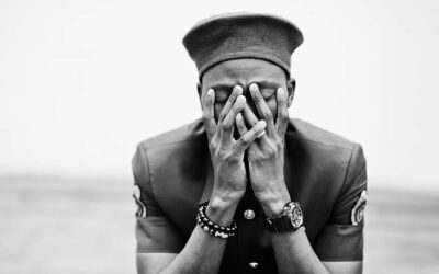 Yoga e PTSD: una revisione scientifica rivela metodi e risultati promettenti.